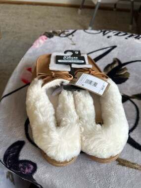 New Dluxe by Dearfoams Women's Size 9 Genuine Shearling Moccasin Slippers